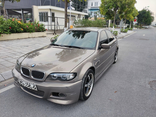 Rao bán BMW cũ giá Honda SH, người bán khẳng định: "Máy nổ, còi kêu, 4 bánh quay đều, điều hoà mát lạnh"- Ảnh 2. Rao bán BMW cũ giá Honda SH, người bán khẳng định: "Máy nổ, còi kêu, 4 bánh quay đều, điều hoà mát lạnh"- Ảnh 2.