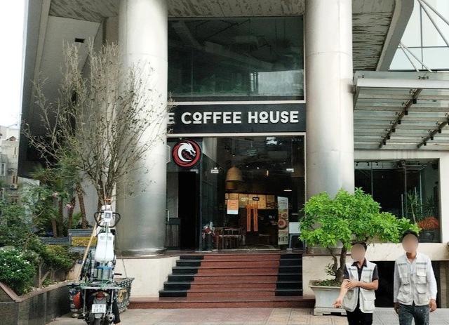 Tin mới về nữ bác sĩ bị kính ở quán cafe rơi vào người: Có thể quay lại làm việc?- Ảnh 2. Tin mới về nữ bác sĩ bị kính ở quán cafe rơi vào người: Có thể quay lại làm việc?- Ảnh 2.