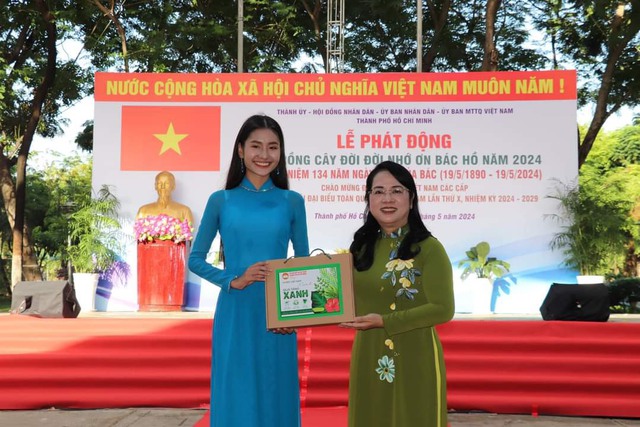 Hoa hậu Nguyễn Thanh Hà: Trồng cây xanh, tặng 200 cây kiểng- Ảnh 1. Hoa hậu Nguyễn Thanh Hà: Trồng cây xanh, tặng 200 cây kiểng- Ảnh 1.