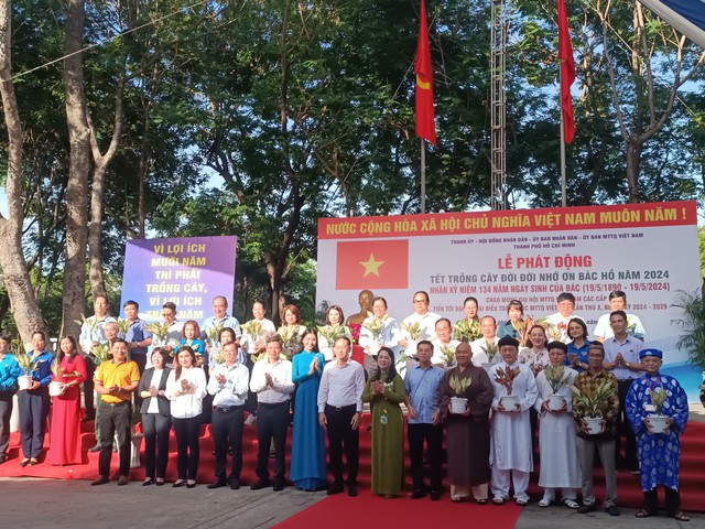 Hoa hậu Nguyễn Thanh Hà: Trồng cây xanh, tặng 200 cây kiểng- Ảnh 2. Hoa hậu Nguyễn Thanh Hà: Trồng cây xanh, tặng 200 cây kiểng- Ảnh 2.