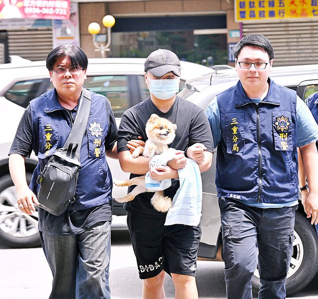 Sát hại 3 người thân, lúc bị bắt nghi phạm lại ôm theo một thứ khiến ai cũng bất ngờ- Ảnh 2. Sát hại 3 người thân, lúc bị bắt nghi phạm lại ôm theo một thứ khiến ai cũng bất ngờ- Ảnh 2.