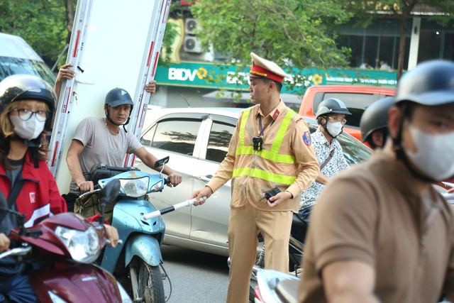 5 Tổ công tác "đặc biệt" của Công an Hà Nội đồng loạt xuất hiện trên đường phố để làm gì?- Ảnh 1.