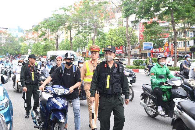 5 Tổ công tác "đặc biệt" của Công an Hà Nội đồng loạt xuất hiện trên đường phố để làm gì?- Ảnh 2.