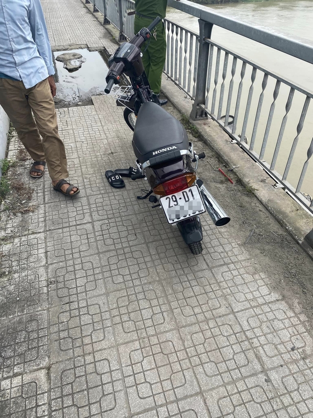 Xuất hiện đôi dép, xe Dream trên thành cầu Đông Trù, nghi một nam thanh niên tự tử- Ảnh 2. Xuất hiện đôi dép, xe Dream trên thành cầu Đông Trù, nghi một nam thanh niên tự tử- Ảnh 2.