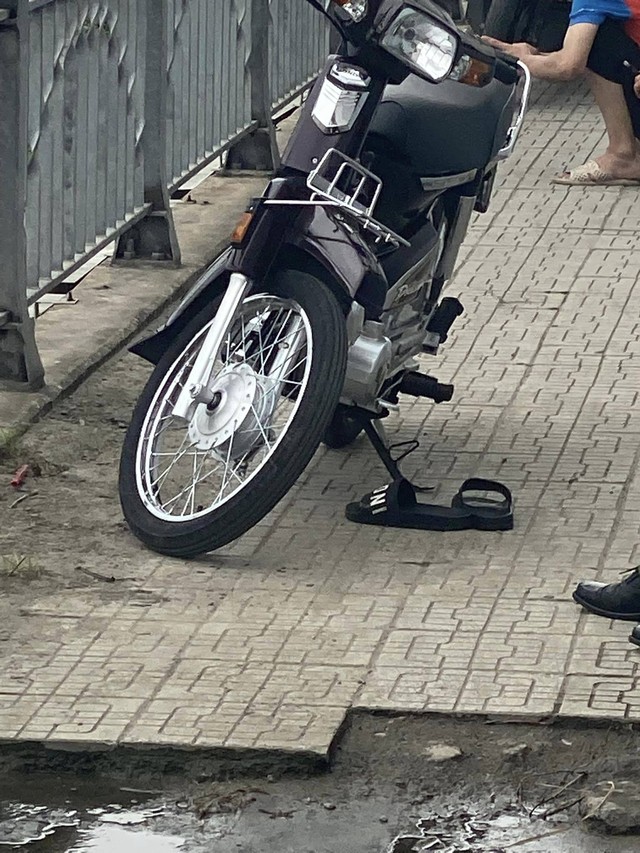 Xuất hiện đôi dép, xe Dream trên thành cầu Đông Trù, nghi một nam thanh niên tự tử- Ảnh 1. Xuất hiện đôi dép, xe Dream trên thành cầu Đông Trù, nghi một nam thanh niên tự tử- Ảnh 1.