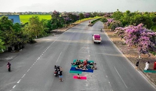 Công an đang xác minh danh tính nhóm phụ nữ nằm tập yoga giữa đường để mời lên làm việc- Ảnh 1.