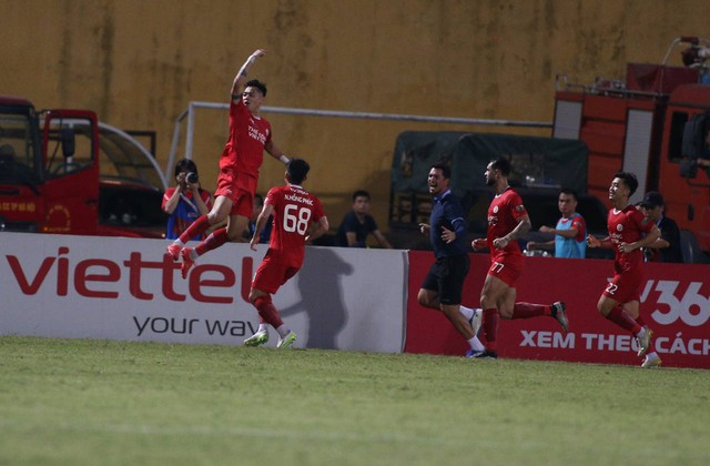 Ghi điểm với HLV Kim Sang-sik, Văn Toàn vẫn "ôm hận" bởi đội bóng kỳ lạ nhất V.League- Ảnh 2. Ghi điểm với HLV Kim Sang-sik, Văn Toàn vẫn "ôm hận" bởi đội bóng kỳ lạ nhất V.League- Ảnh 2.