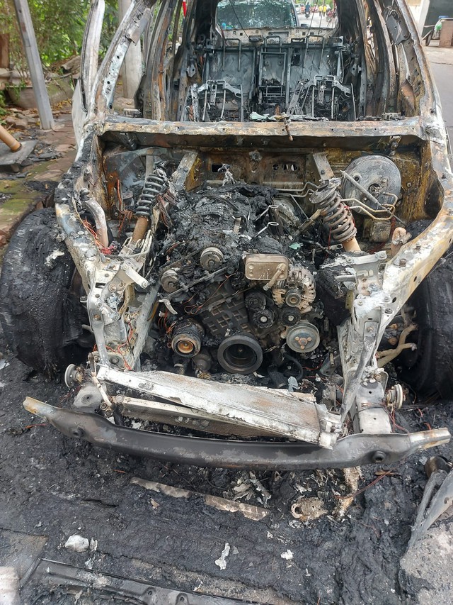 Xe BMW X5 cháy ngùn ngụt như Xe BMW X5 cháy ngùn ngụt như