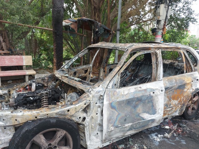 Xe BMW X5 cháy ngùn ngụt như Xe BMW X5 cháy ngùn ngụt như