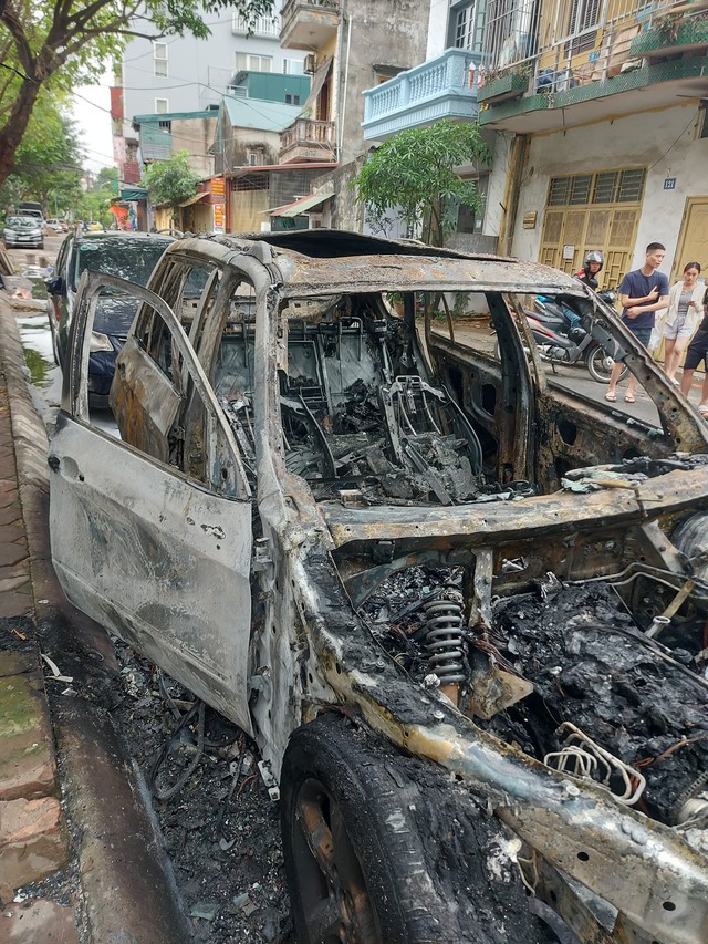 Xe BMW X5 cháy ngùn ngụt như 