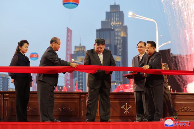 Yonhap: Con gái ông Kim Jong Un mặc trang phục khác thường sau 2 tháng vắng bóng, gây sốt ở Hàn Quốc- Ảnh 1. Yonhap: Con gái ông Kim Jong Un mặc trang phục khác thường sau 2 tháng vắng bóng, gây sốt ở Hàn Quốc- Ảnh 1.