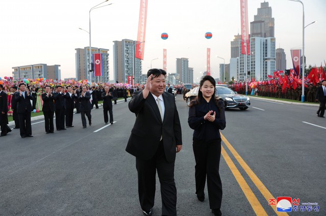 Yonhap: Con gái ông Kim Jong Un mặc trang phục khác thường sau 2 tháng vắng bóng, gây sốt ở Hàn Quốc- Ảnh 2. Yonhap: Con gái ông Kim Jong Un mặc trang phục khác thường sau 2 tháng vắng bóng, gây sốt ở Hàn Quốc- Ảnh 2.