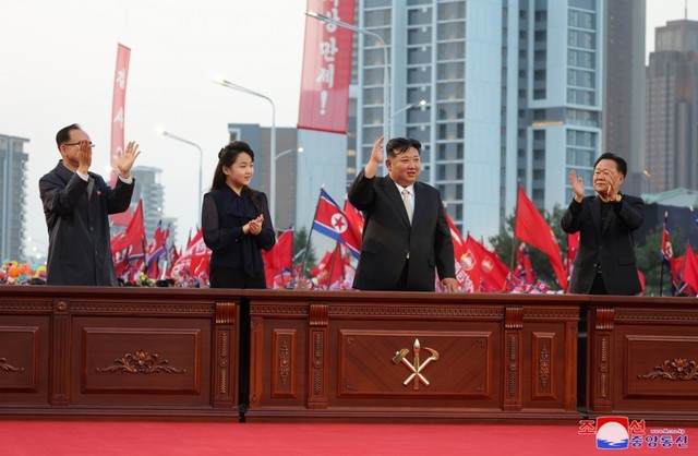Yonhap: Con gái ông Kim Jong Un mặc trang phục khác thường sau 2 tháng vắng bóng, gây sốt ở Hàn Quốc- Ảnh 3. Yonhap: Con gái ông Kim Jong Un mặc trang phục khác thường sau 2 tháng vắng bóng, gây sốt ở Hàn Quốc- Ảnh 3.
