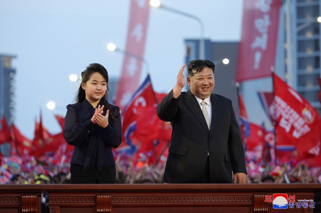 Yonhap: Con gái ông Kim Jong Un mặc trang phục khác thường sau 2 tháng vắng bóng, gây sốt ở Hàn Quốc- Ảnh 4. Yonhap: Con gái ông Kim Jong Un mặc trang phục khác thường sau 2 tháng vắng bóng, gây sốt ở Hàn Quốc- Ảnh 4.