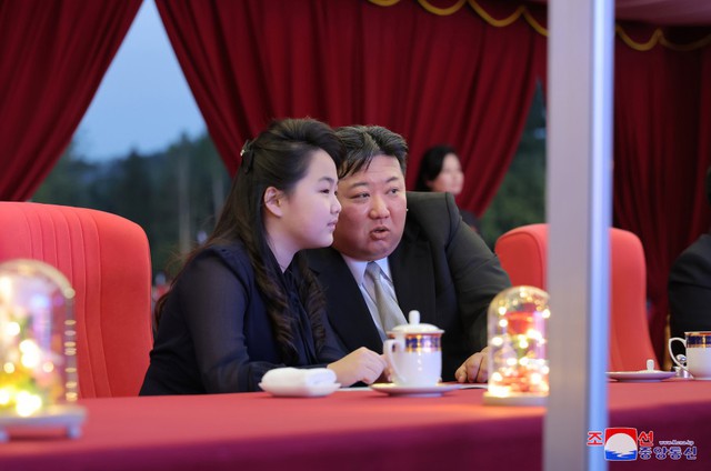Yonhap: Con gái ông Kim Jong Un mặc trang phục khác thường sau 2 tháng vắng bóng, gây sốt ở Hàn Quốc- Ảnh 6. Yonhap: Con gái ông Kim Jong Un mặc trang phục khác thường sau 2 tháng vắng bóng, gây sốt ở Hàn Quốc- Ảnh 6.