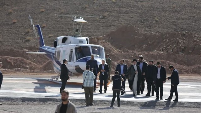 Iran thông báo tìm ra vị trí trực thăng chở Tổng thống Raisi, công bố hình ảnh đầu tiên từ hiện trường- Ảnh 4. Iran thông báo tìm ra vị trí trực thăng chở Tổng thống Raisi, công bố hình ảnh đầu tiên từ hiện trường- Ảnh 4.