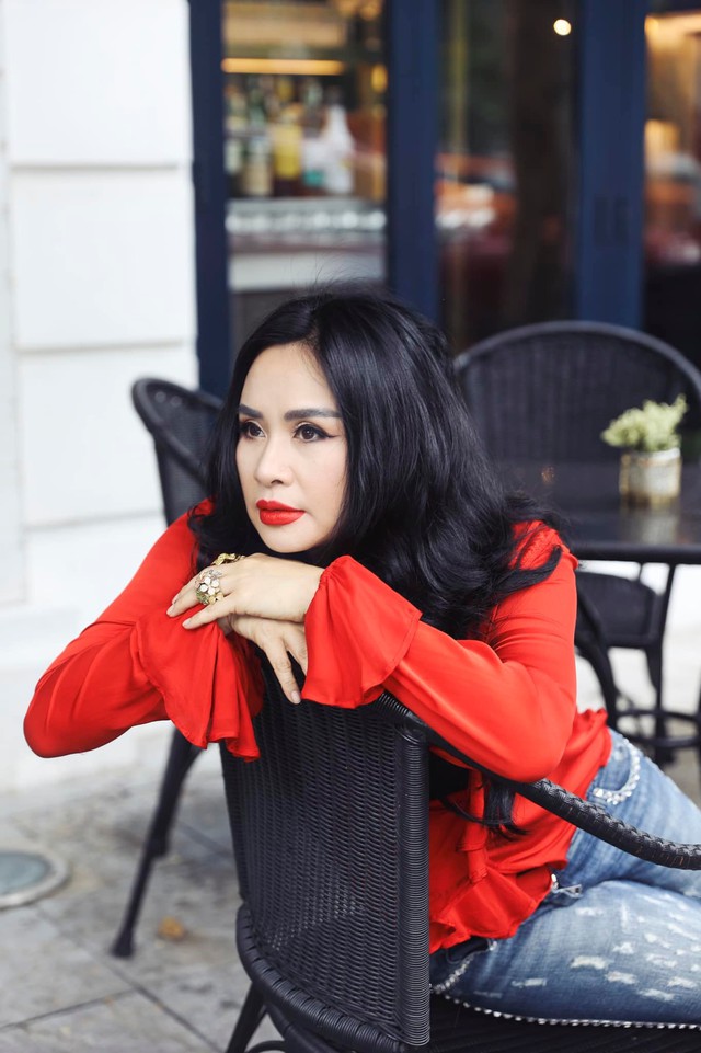 Nữ ca sĩ Việt đình đám bị người lạ đánh tráo khi chào đời, giờ trở thành diva, NSND, xinh đẹp rực rỡ- Ảnh 10. Nữ ca sĩ Việt đình đám bị người lạ đánh tráo khi chào đời, giờ trở thành diva, NSND, xinh đẹp rực rỡ- Ảnh 10.