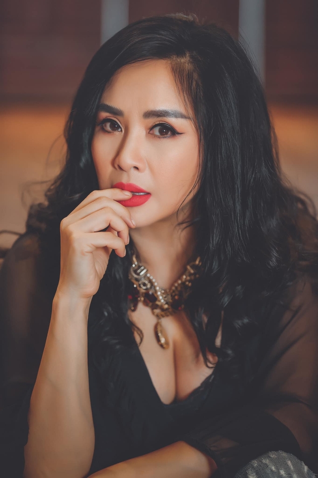 Nữ ca sĩ Việt đình đám bị người lạ đánh tráo khi chào đời, giờ trở thành diva, NSND, xinh đẹp rực rỡ- Ảnh 9. Nữ ca sĩ Việt đình đám bị người lạ đánh tráo khi chào đời, giờ trở thành diva, NSND, xinh đẹp rực rỡ- Ảnh 9.