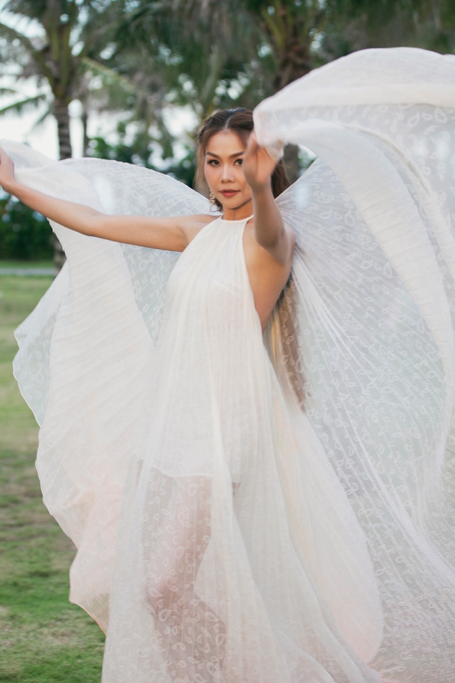 Nhà thiết kế Adrian Anh Tuấn kể câu chuyện hoa lá trong bộ sưu tập “Ngân nga”
- Ảnh 3. Nhà thiết kế Adrian Anh Tuấn kể câu chuyện hoa lá trong bộ sưu tập “Ngân nga”
- Ảnh 3.