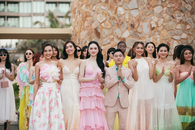 Nhà thiết kế Adrian Anh Tuấn kể câu chuyện hoa lá trong bộ sưu tập “Ngân nga”
- Ảnh 1. Nhà thiết kế Adrian Anh Tuấn kể câu chuyện hoa lá trong bộ sưu tập “Ngân nga”
- Ảnh 1.