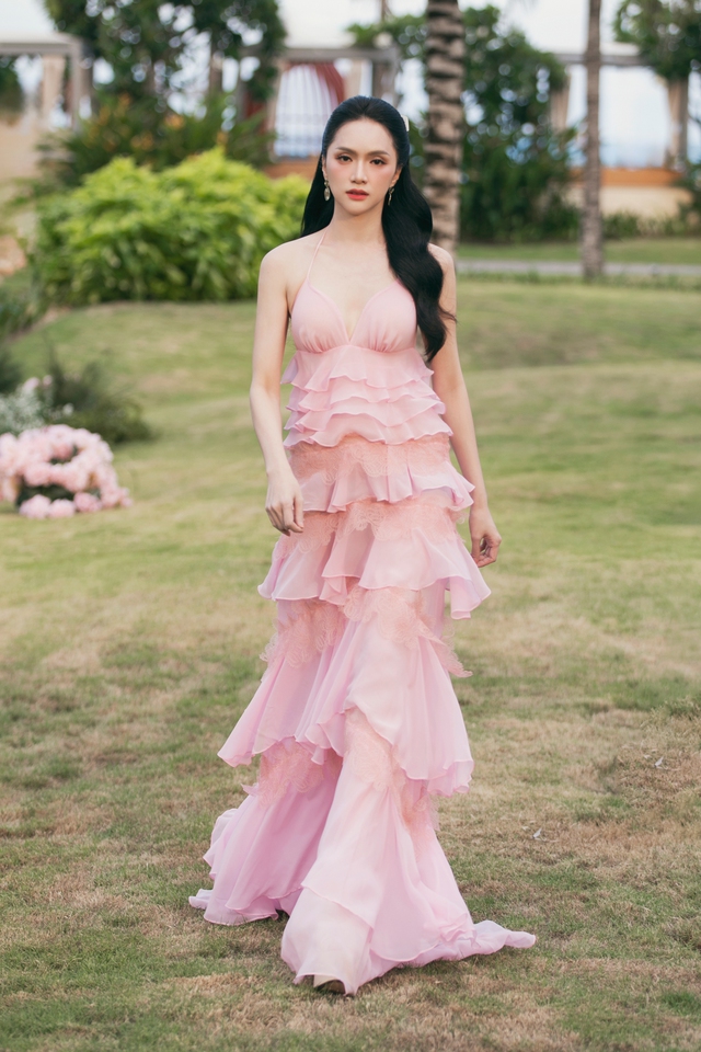 Nhà thiết kế Adrian Anh Tuấn kể câu chuyện hoa lá trong bộ sưu tập “Ngân nga”
- Ảnh 4. Nhà thiết kế Adrian Anh Tuấn kể câu chuyện hoa lá trong bộ sưu tập “Ngân nga”
- Ảnh 4.