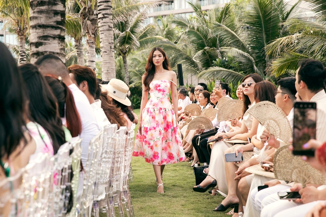 Nhà thiết kế Adrian Anh Tuấn kể câu chuyện hoa lá trong bộ sưu tập “Ngân nga”
- Ảnh 5. Nhà thiết kế Adrian Anh Tuấn kể câu chuyện hoa lá trong bộ sưu tập “Ngân nga”
- Ảnh 5.