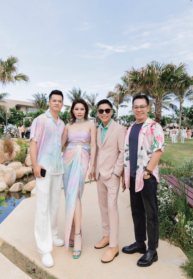 Nhà thiết kế Adrian Anh Tuấn kể câu chuyện hoa lá trong bộ sưu tập “Ngân nga”
- Ảnh 6. Nhà thiết kế Adrian Anh Tuấn kể câu chuyện hoa lá trong bộ sưu tập “Ngân nga”
- Ảnh 6.