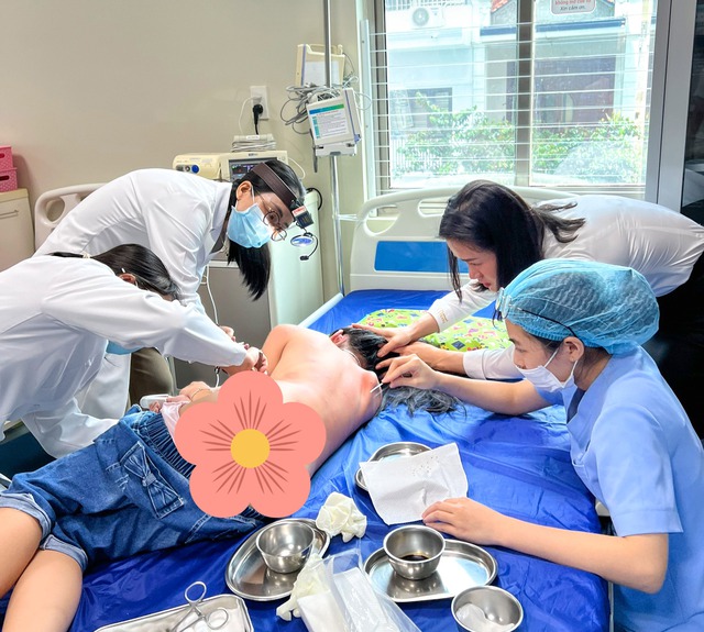 Khách sạn ở Hải Phòng phá tổ ong, hai mẹ con đang đi đường bị đốt gần 100 nốt khắp người- Ảnh 3. Khách sạn ở Hải Phòng phá tổ ong, hai mẹ con đang đi đường bị đốt gần 100 nốt khắp người- Ảnh 3.