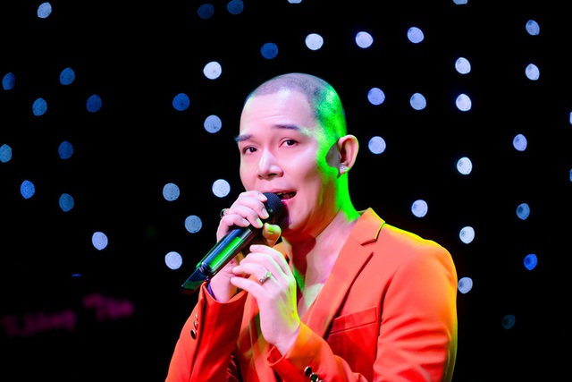 Nathan Lee hát 35 ca khúc với 4 thứ tiếng trong mini show "Yêu thương quay về"- Ảnh 7. Nathan Lee hát 35 ca khúc với 4 thứ tiếng trong mini show "Yêu thương quay về"- Ảnh 7.