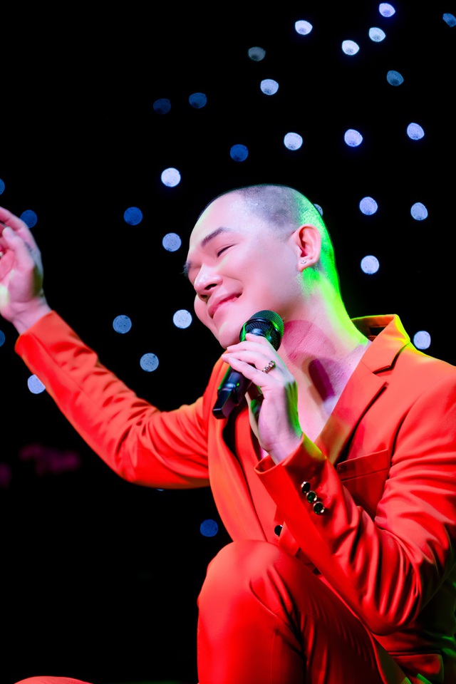 Nathan Lee hát 35 ca khúc với 4 thứ tiếng trong mini show "Yêu thương quay về"- Ảnh 6. Nathan Lee hát 35 ca khúc với 4 thứ tiếng trong mini show "Yêu thương quay về"- Ảnh 6.