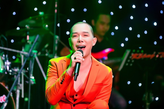 Nathan Lee hát 35 ca khúc với 4 thứ tiếng trong mini show "Yêu thương quay về"- Ảnh 5. Nathan Lee hát 35 ca khúc với 4 thứ tiếng trong mini show "Yêu thương quay về"- Ảnh 5.