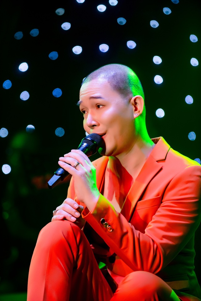 Nathan Lee hát 35 ca khúc với 4 thứ tiếng trong mini show "Yêu thương quay về"- Ảnh 4. Nathan Lee hát 35 ca khúc với 4 thứ tiếng trong mini show "Yêu thương quay về"- Ảnh 4.