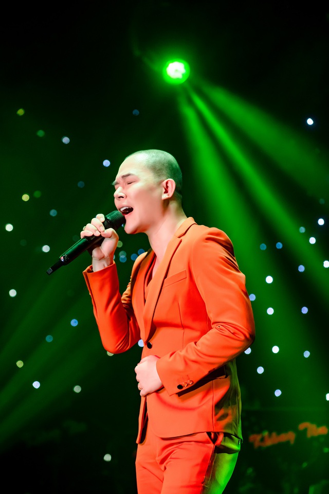 Nathan Lee hát 35 ca khúc với 4 thứ tiếng trong mini show "Yêu thương quay về"- Ảnh 2. Nathan Lee hát 35 ca khúc với 4 thứ tiếng trong mini show "Yêu thương quay về"- Ảnh 2.