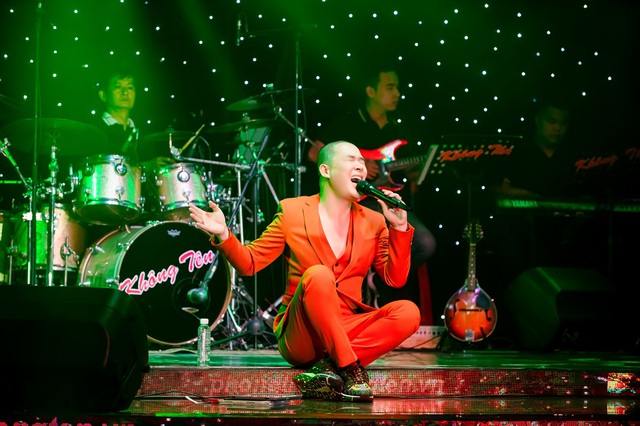 Nathan Lee hát 35 ca khúc với 4 thứ tiếng trong mini show "Yêu thương quay về"- Ảnh 3. Nathan Lee hát 35 ca khúc với 4 thứ tiếng trong mini show "Yêu thương quay về"- Ảnh 3.