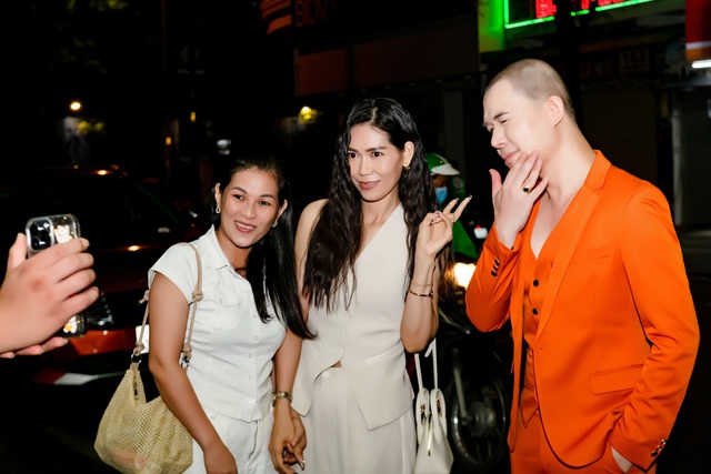 Nathan Lee hát 35 ca khúc với 4 thứ tiếng trong mini show "Yêu thương quay về"- Ảnh 9. Nathan Lee hát 35 ca khúc với 4 thứ tiếng trong mini show "Yêu thương quay về"- Ảnh 9.