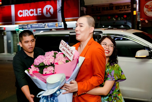 Nathan Lee hát 35 ca khúc với 4 thứ tiếng trong mini show "Yêu thương quay về"- Ảnh 12. Nathan Lee hát 35 ca khúc với 4 thứ tiếng trong mini show "Yêu thương quay về"- Ảnh 12.