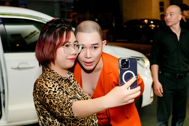 Nathan Lee hát 35 ca khúc với 4 thứ tiếng trong mini show "Yêu thương quay về"- Ảnh 10. Nathan Lee hát 35 ca khúc với 4 thứ tiếng trong mini show "Yêu thương quay về"- Ảnh 10.