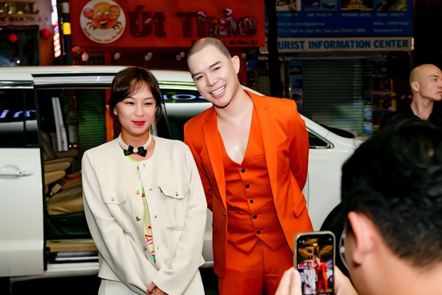 Nathan Lee hát 35 ca khúc với 4 thứ tiếng trong mini show "Yêu thương quay về"- Ảnh 11. Nathan Lee hát 35 ca khúc với 4 thứ tiếng trong mini show "Yêu thương quay về"- Ảnh 11.