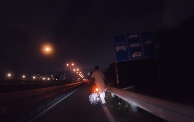Được tặng chai xăng nửa lít giữa cao tốc, anh Tây có cách hành xử khiến nam shipper đứng hình- Ảnh 1. Được tặng chai xăng nửa lít giữa cao tốc, anh Tây có cách hành xử khiến nam shipper đứng hình- Ảnh 1.