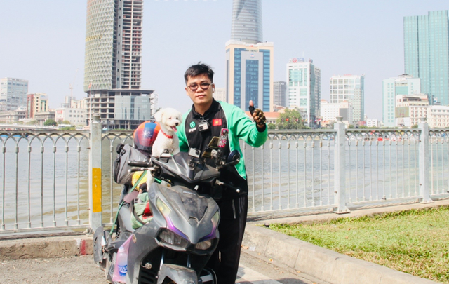 Được tặng chai xăng nửa lít giữa cao tốc, anh Tây có cách hành xử khiến nam shipper đứng hình- Ảnh 4. Được tặng chai xăng nửa lít giữa cao tốc, anh Tây có cách hành xử khiến nam shipper đứng hình- Ảnh 4.