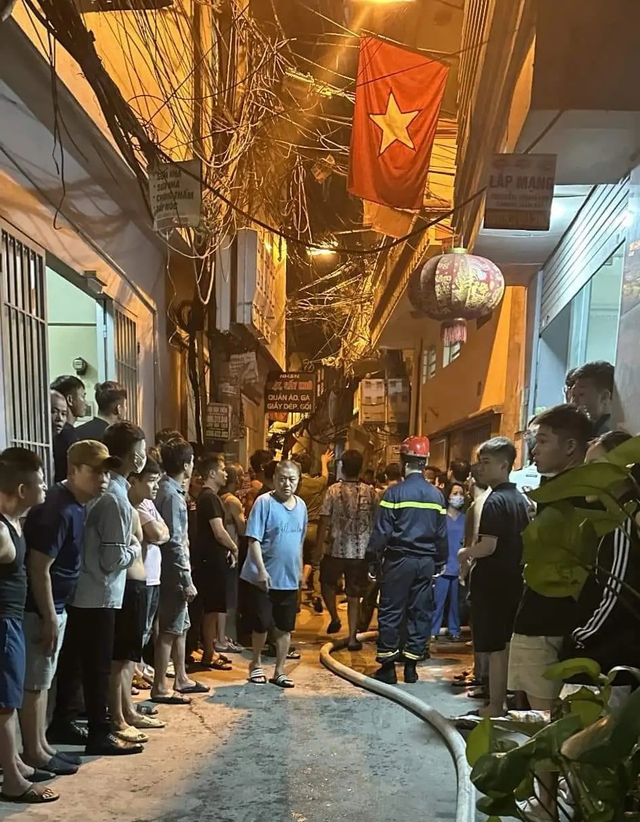 Hiện trường vụ cháy nhà trọ ở Trung Kính khiến 14 người tử vong- Ảnh 2. Hiện trường vụ cháy nhà trọ ở Trung Kính khiến 14 người tử vong- Ảnh 2.
