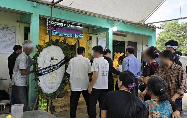 Nhói lòng đám tang nam sinh lớp 8 bị đánh tử vong: Quả bóng rổ để cạnh ban thờ nhưng người không còn nữa- Ảnh 2. Nhói lòng đám tang nam sinh lớp 8 bị đánh tử vong: Quả bóng rổ để cạnh ban thờ nhưng người không còn nữa- Ảnh 2.