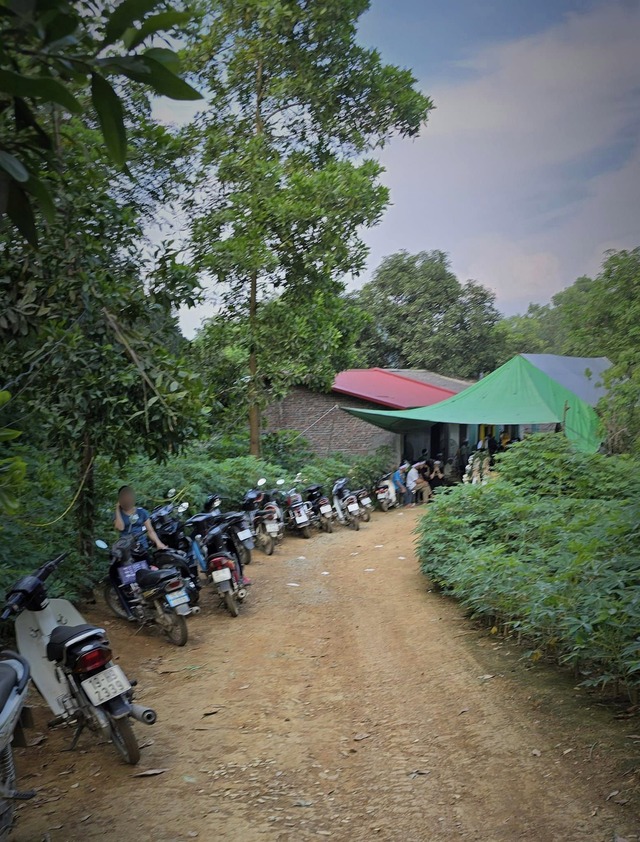 Nhói lòng đám tang nam sinh lớp 8 bị đánh tử vong: Quả bóng rổ để cạnh ban thờ nhưng người không còn nữa- Ảnh 4. Nhói lòng đám tang nam sinh lớp 8 bị đánh tử vong: Quả bóng rổ để cạnh ban thờ nhưng người không còn nữa- Ảnh 4.