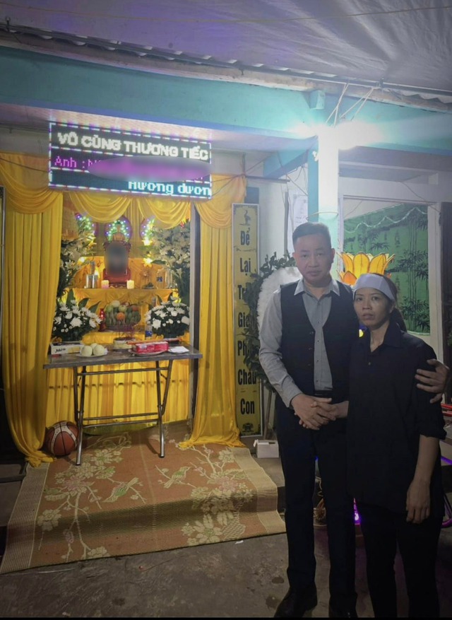 Nhói lòng đám tang nam sinh lớp 8 bị đánh tử vong: Quả bóng rổ để cạnh ban thờ nhưng người không còn nữa- Ảnh 1. Nhói lòng đám tang nam sinh lớp 8 bị đánh tử vong: Quả bóng rổ để cạnh ban thờ nhưng người không còn nữa- Ảnh 1.