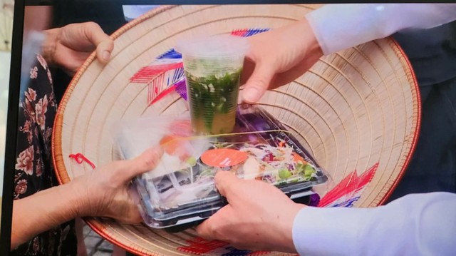 Khách sạn Sheraton Hải Phòng mời người nghèo nhận quà "5 sao", phát cơm hộp lèo tèo, giải thích thế nào?- Ảnh 4. Khách sạn Sheraton Hải Phòng mời người nghèo nhận quà "5 sao", phát cơm hộp lèo tèo, giải thích thế nào?- Ảnh 4.