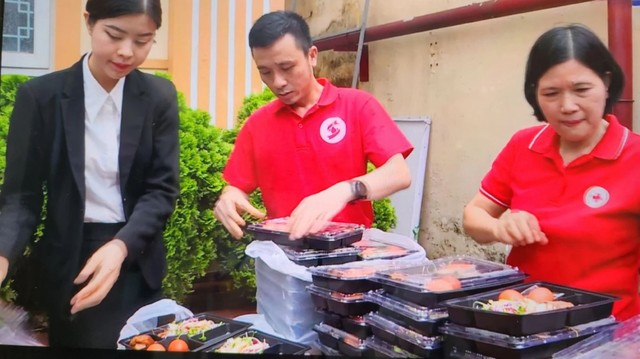 Khách sạn Sheraton Hải Phòng mời người nghèo nhận quà "5 sao", phát cơm hộp lèo tèo, giải thích thế nào?- Ảnh 3. Khách sạn Sheraton Hải Phòng mời người nghèo nhận quà "5 sao", phát cơm hộp lèo tèo, giải thích thế nào?- Ảnh 3.