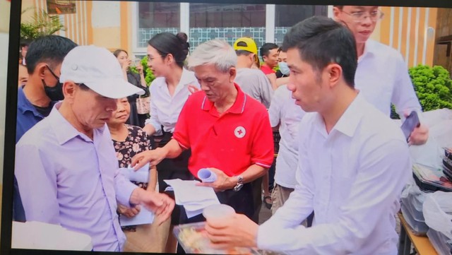 Khách sạn Sheraton Hải Phòng mời người nghèo nhận quà "5 sao", phát cơm hộp lèo tèo, giải thích thế nào?- Ảnh 1.