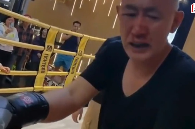 Võ sư Trung Quốc bị đấm ê chề sau tuyên bố “một đòn đánh trọng thương Mike Tyson”- Ảnh 1. Võ sư Trung Quốc bị đấm ê chề sau tuyên bố “một đòn đánh trọng thương Mike Tyson”- Ảnh 1.