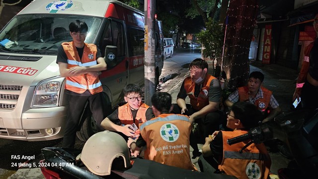 Clip: Thanh niên 21 tuổi dùng búa đập tường, cứu 3 người trong vụ cháy Trung Kính- Ảnh 1. Clip: Thanh niên 21 tuổi dùng búa đập tường, cứu 3 người trong vụ cháy Trung Kính- Ảnh 1.