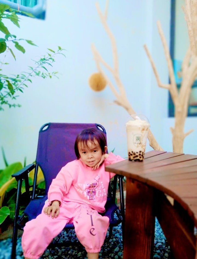 Cô gái tí hon 17 tuổi có giao diện như trẻ lên 3, là Cô gái tí hon 17 tuổi có giao diện như trẻ lên 3, là